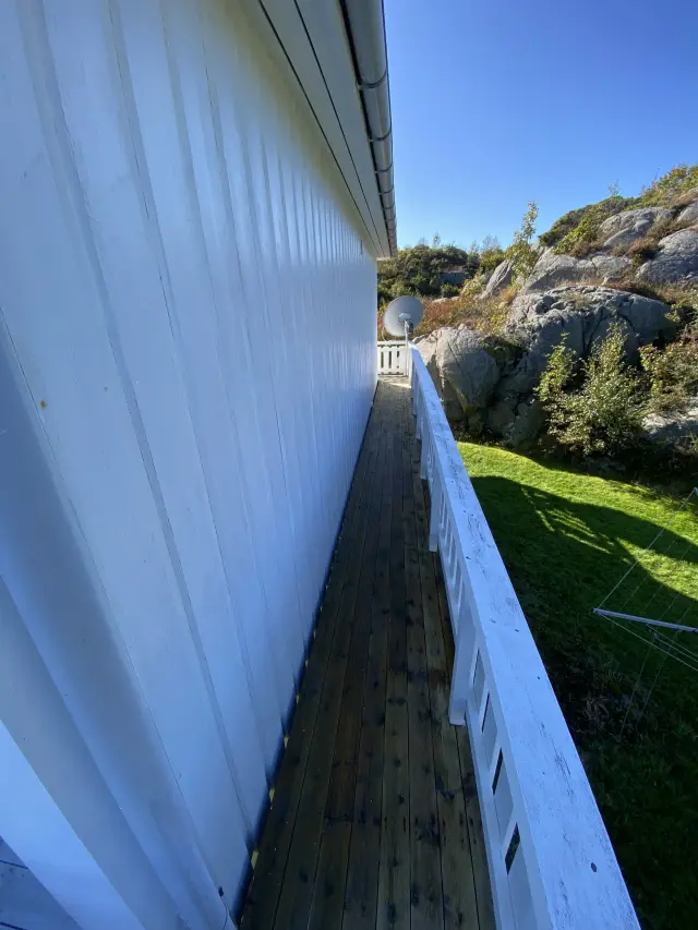 Takvask og mosefjerning i Lillesand med tydelig arbeidsresultat