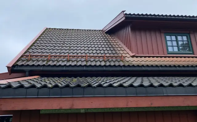 Takvask og mosefjerning dokumentert på tak og utvendige flater